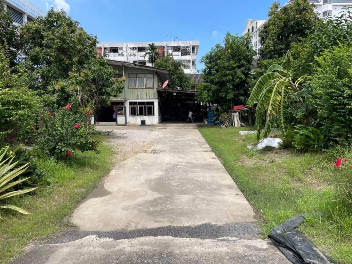 6607-155 Chokchai4 Ladprao,Land for sale,Land with 6 buildings,Nice location,good for business.