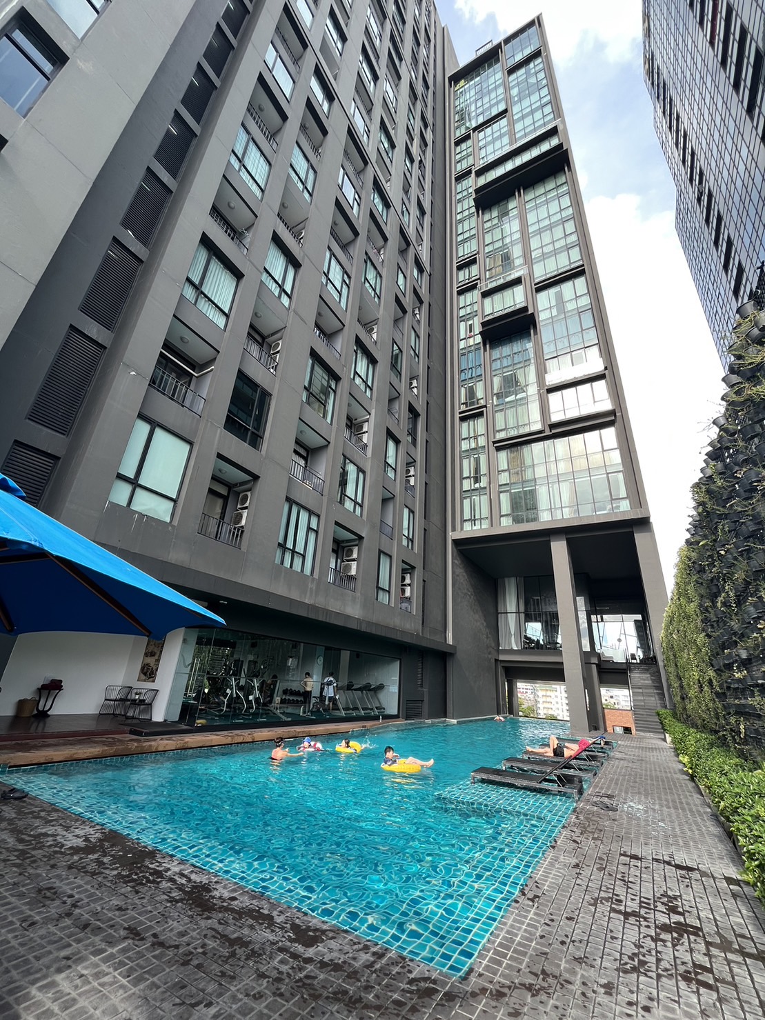 (ขายพร้อมผู้เช่า) Movenpick Residences Ekkamai เมอเวนพิค เรสซิเดนซ์ เอกมัย 1 ห้องนอน 1 ห้องนั่งเล่น 42.65 ตร.ม. เลี้ยงสัตว์ได้