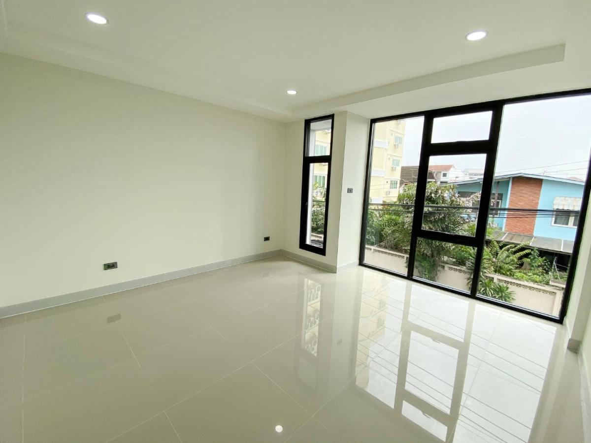 6609-009 Home office for sale, Sukhumvit Udomsuk, BTS Punnawithi, home office, 4 floors.