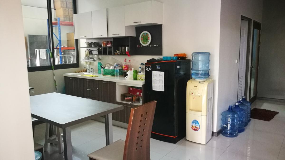 6609-014 Home office for sale with warehouse, Phra Khanong, Bang Chak, BTS Punnawithi, 2-story home office with warehouse for use.