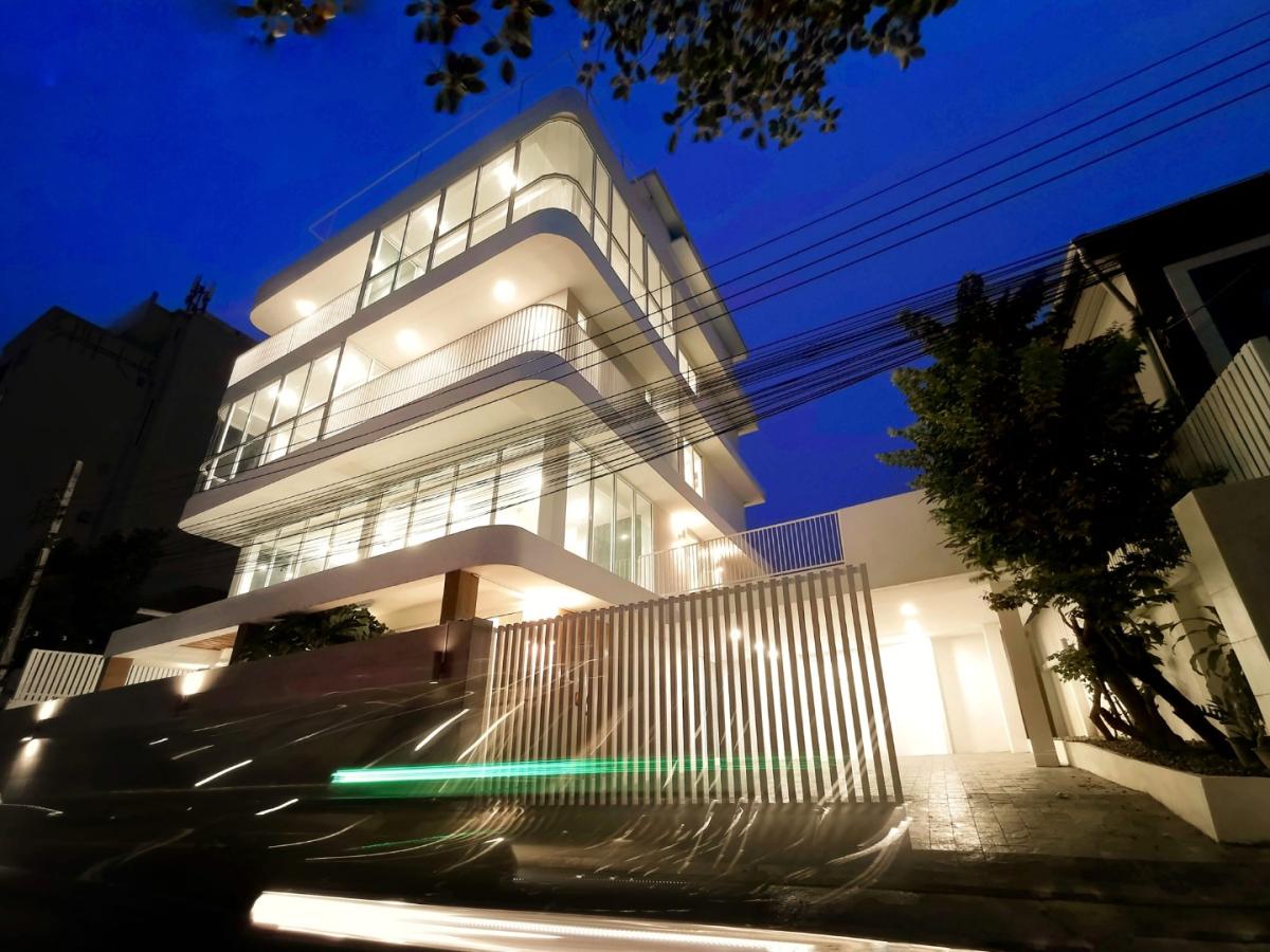 6609-062 Home office for sale , Sukhunvit,Onnut.  5-story home office for use.