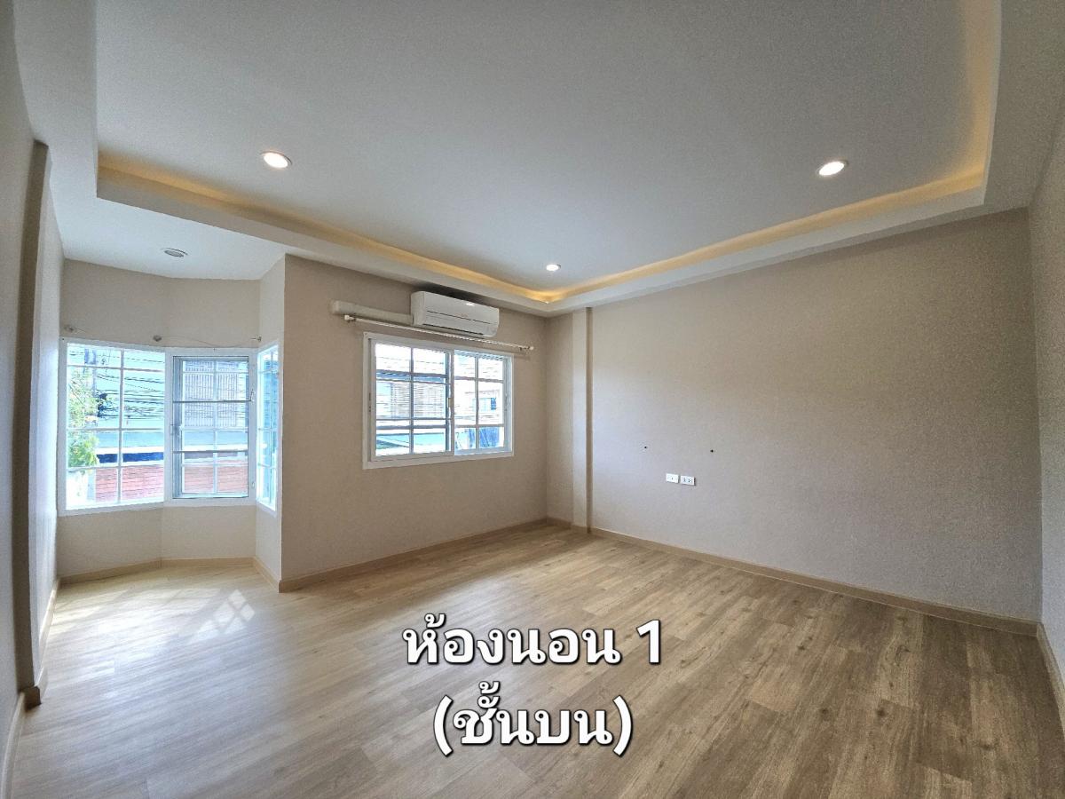 6801-093 ขายหรือให้เช่า ทาวน์โฮม 2 ชั้น นอกโครงการ รีโนเวทใหม่ ทำเลดีเข้า-ออกได้หลายทาง 4 ห้องนอน